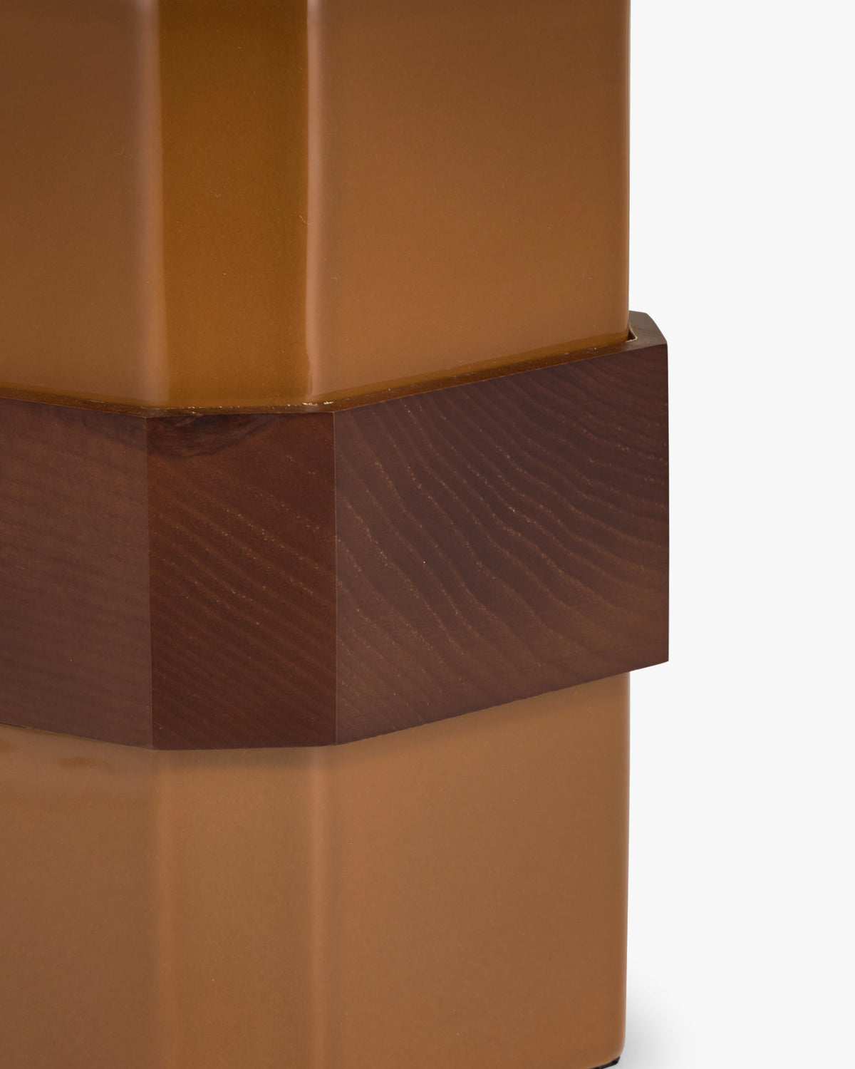Socle de la lampe Eira en détail : ceinture de frêne massif entre deux blocs de céramique émaillée caramel