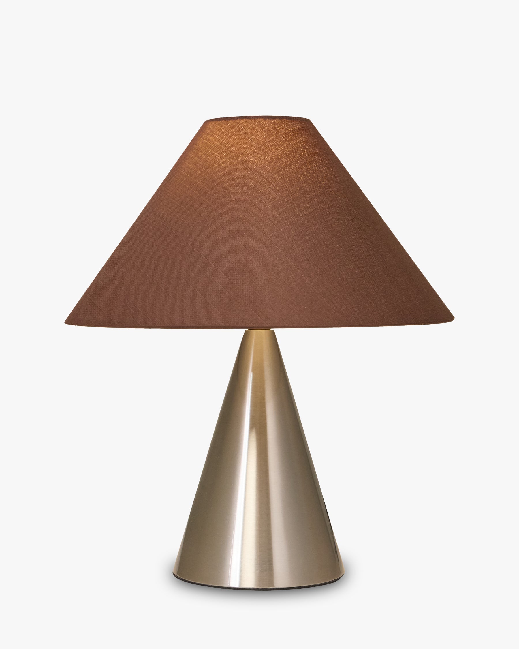 Lampe Khone - tissu marron et fer chromé effet brossé - allumée, vue de face