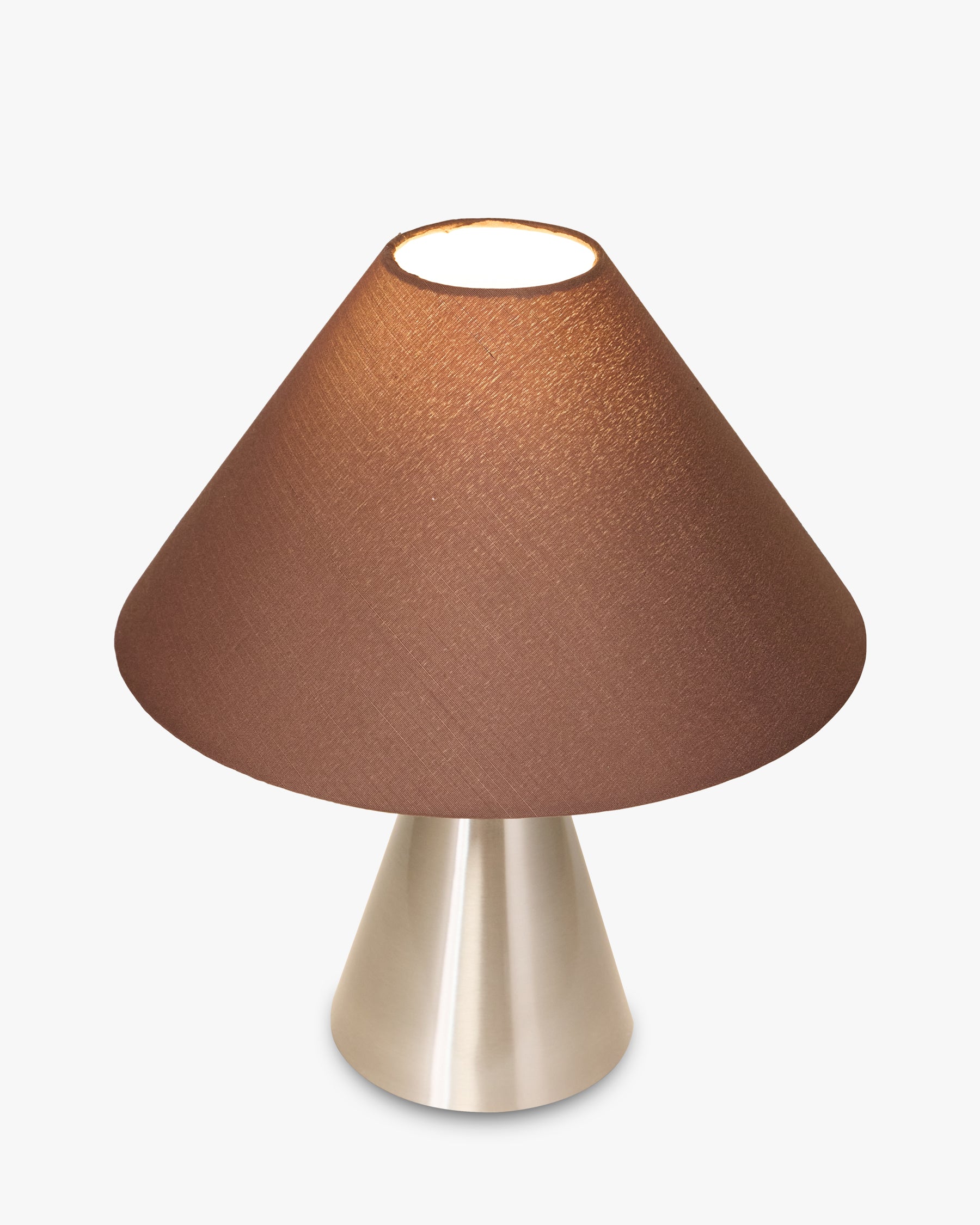 Lampe Khone - abat-jour marron vu de dessous, allumée