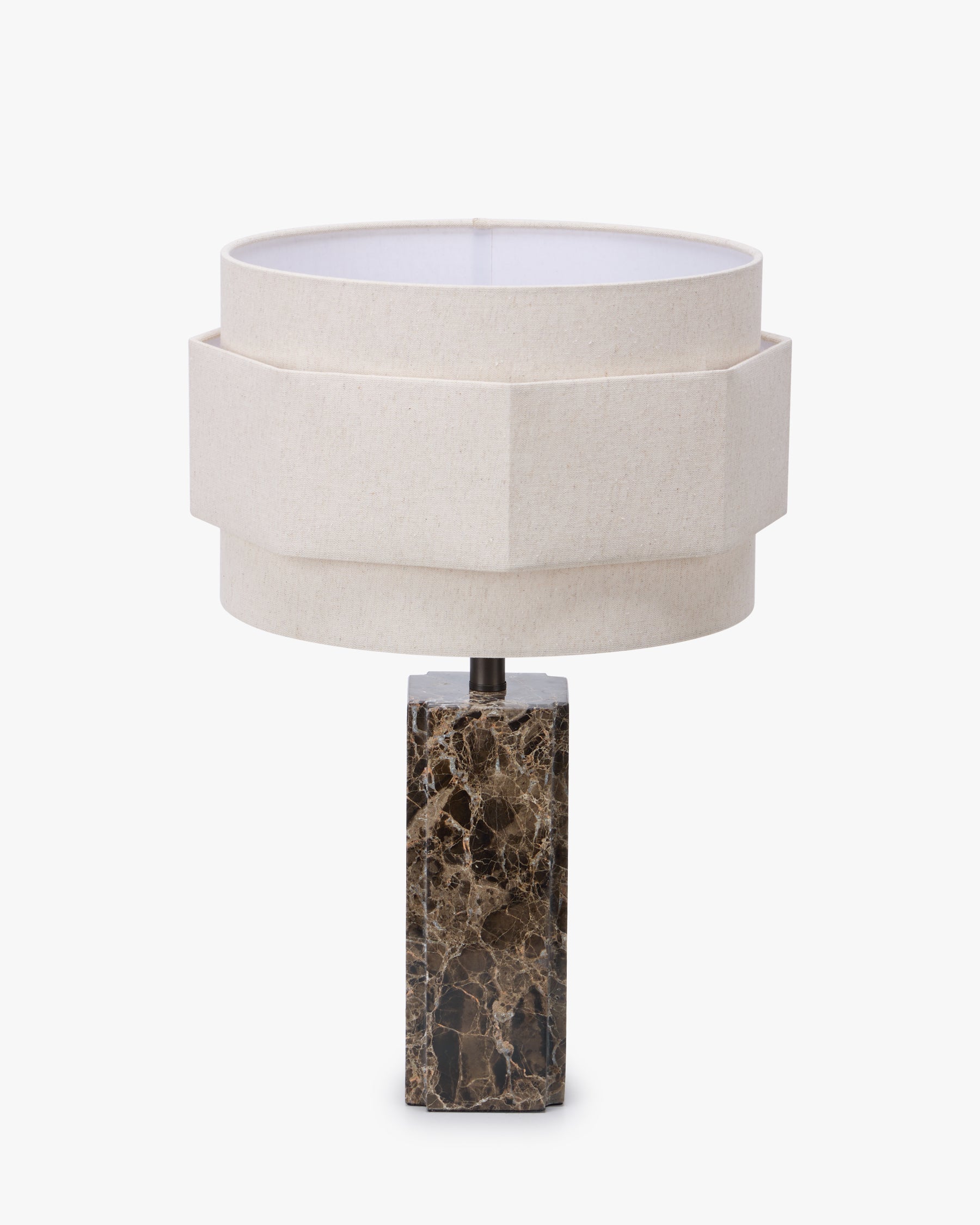Lampe Mindy - marbre dark emperador et abat-jour lin - allumée, vue rapprochée