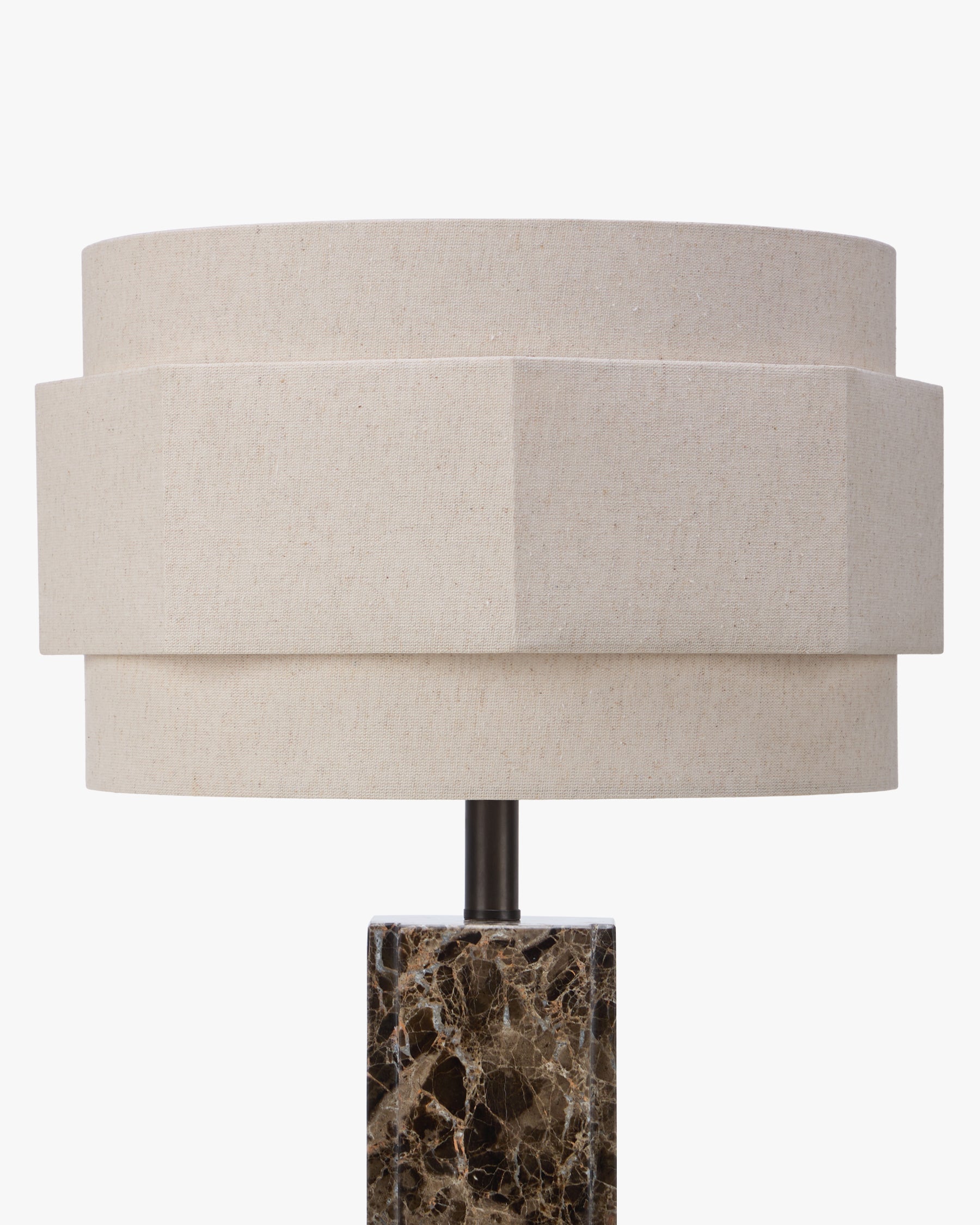 Lampe Mindy - abat-jour lin étagé - angle en gros plan