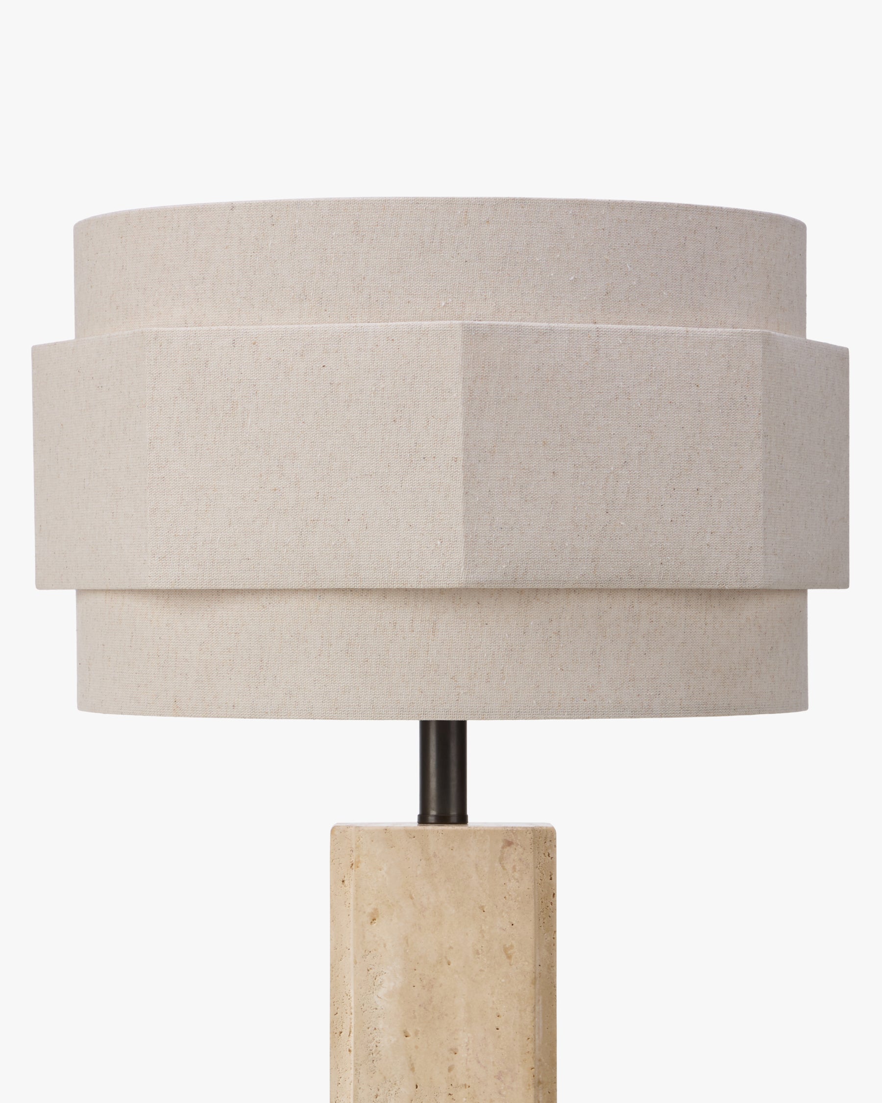 Lampe Mindy - abat-jour lin étagé, allumée