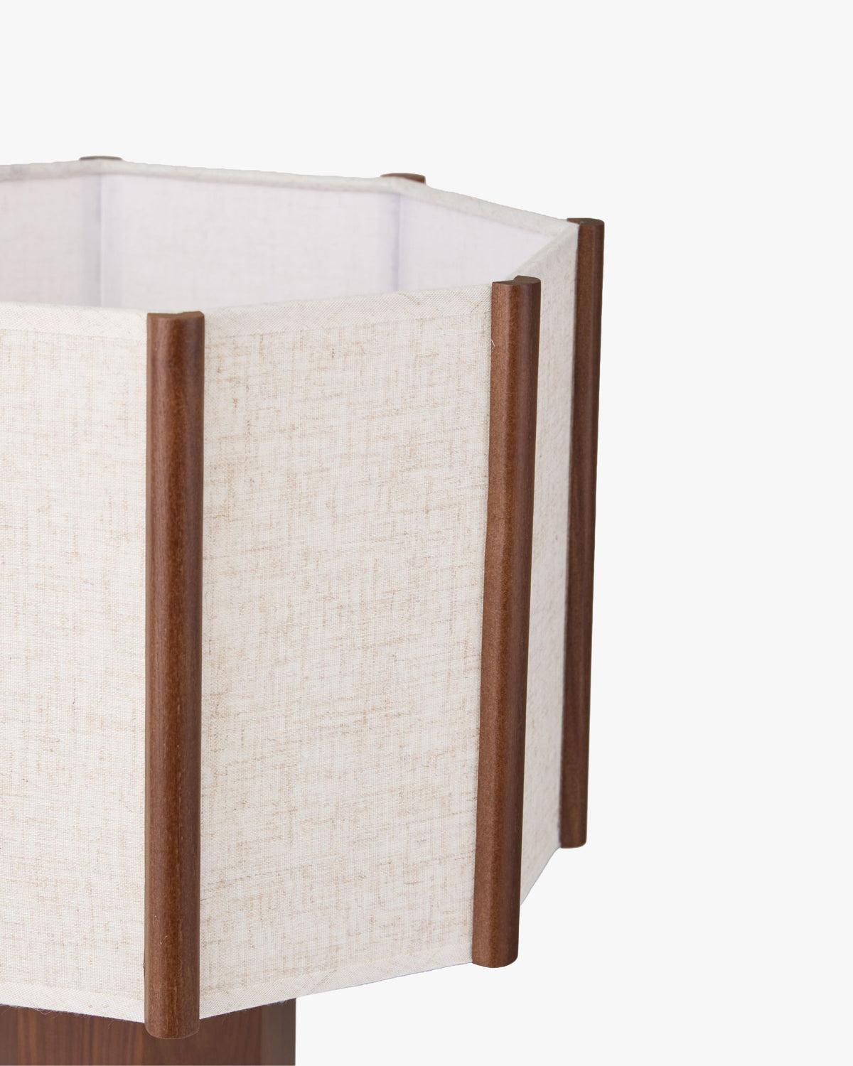 lampe de table Noya - baguettes en frêne demi-rond sur abat-jour lin écru - détail arêtes