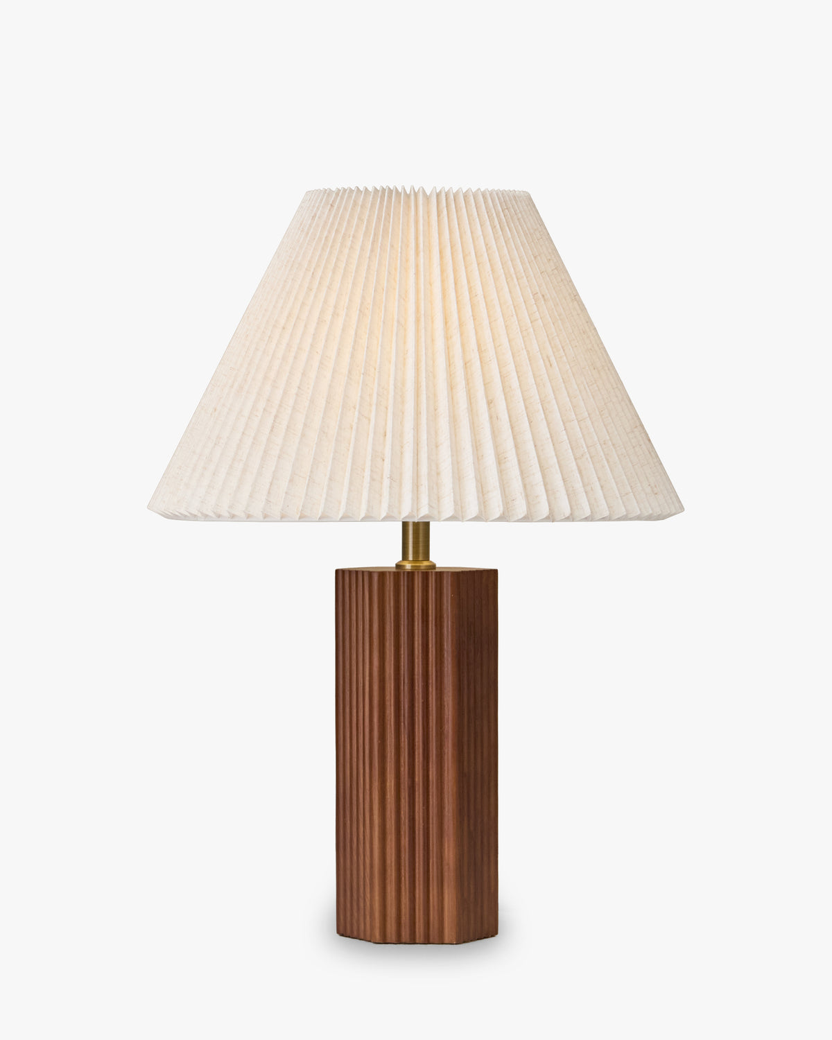 lampe de table Soë - abat-jour conique plissé en lin écru - vue de face, lampe allumée