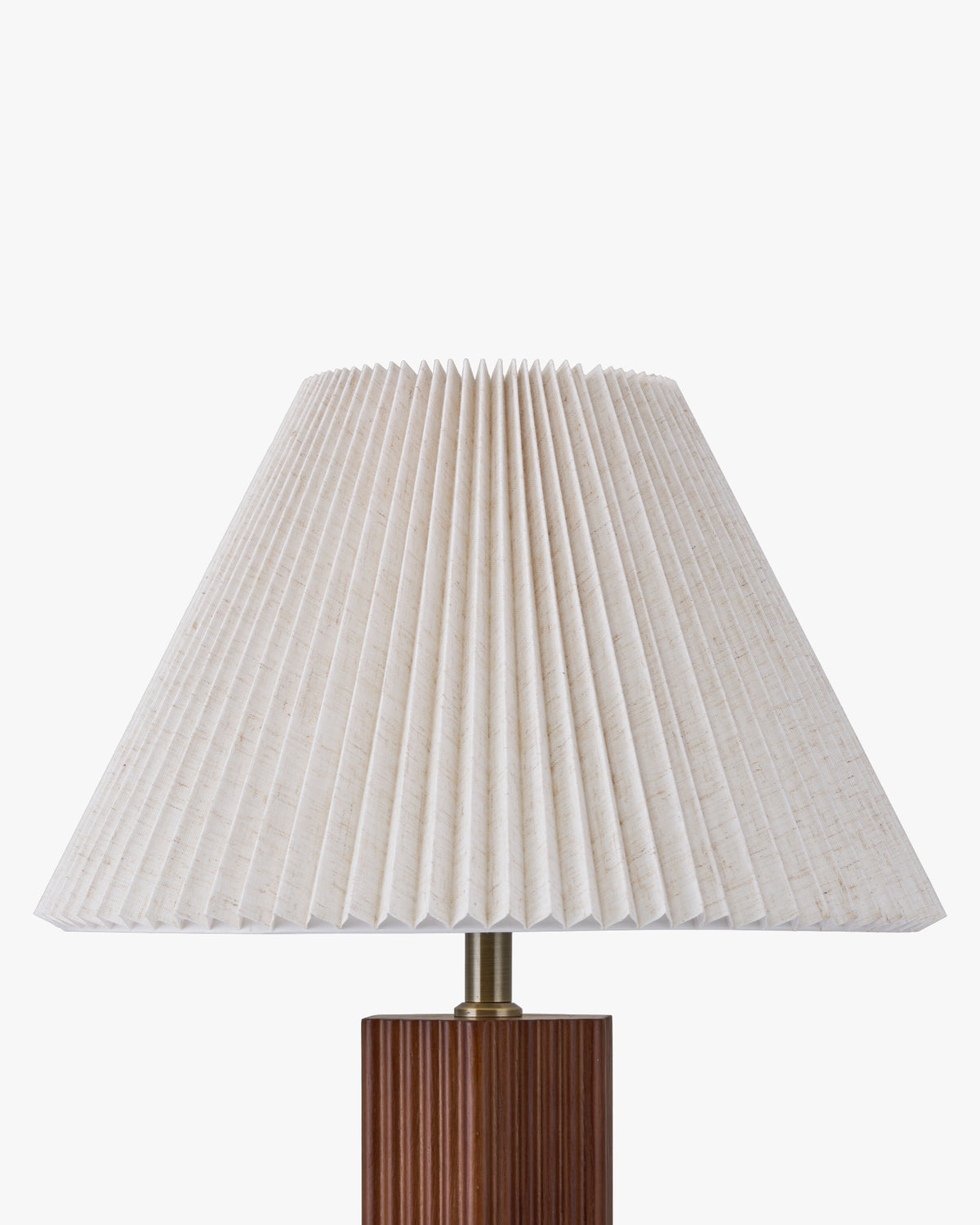 lampe de table Soë - abat-jour conique plissé et tige laiton antique - détail sommet