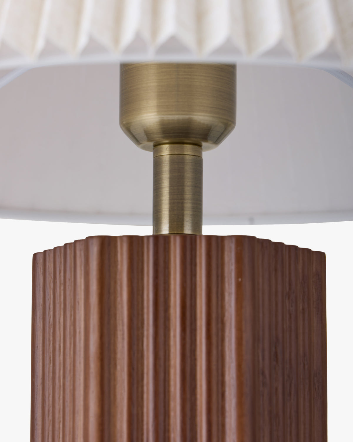 lampe de table Soë - tige laiton antique sur socle cannelé - détail jonction