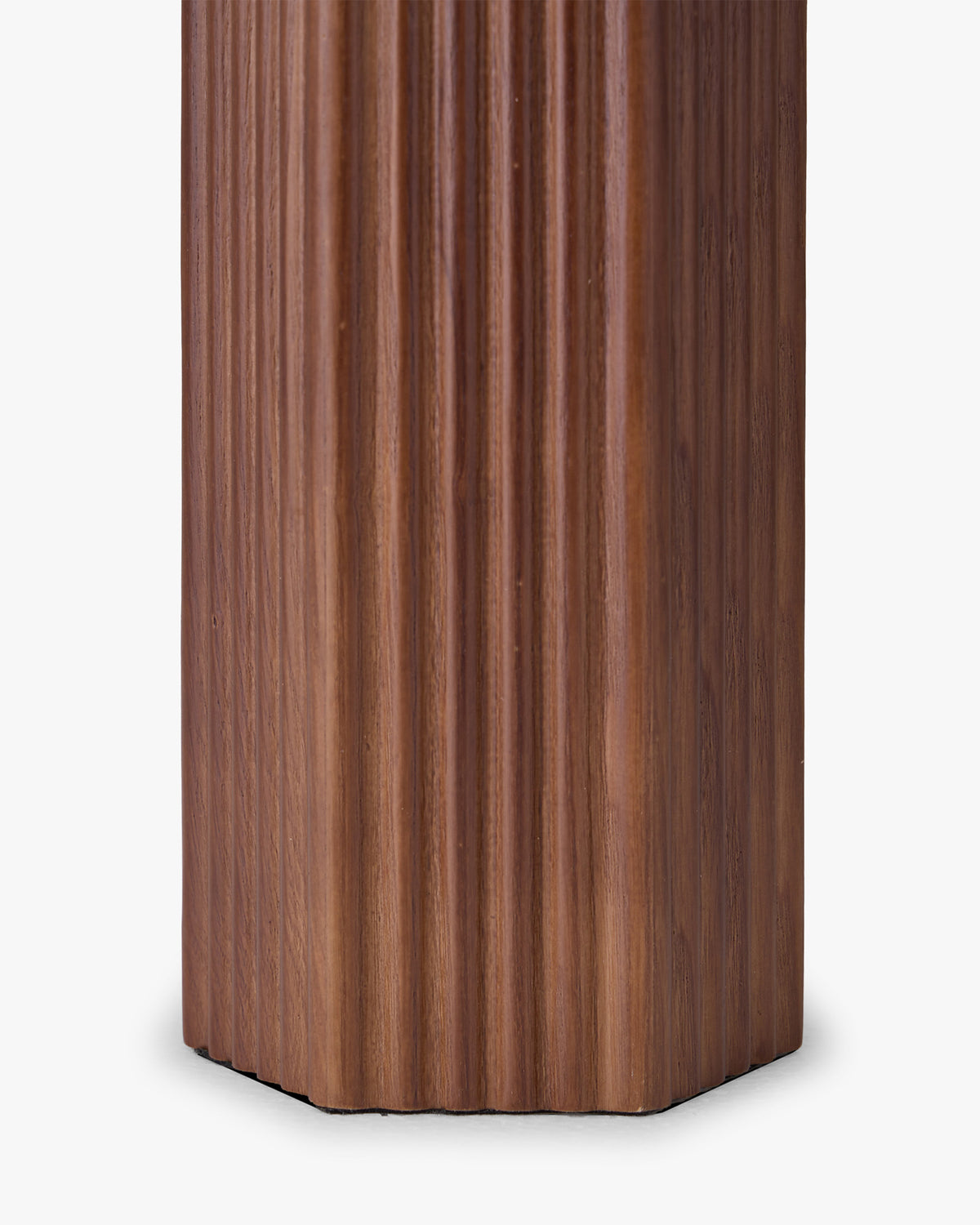 lampe de table Soë - socle colonne hexagonal en frêne massif cannelé - détail