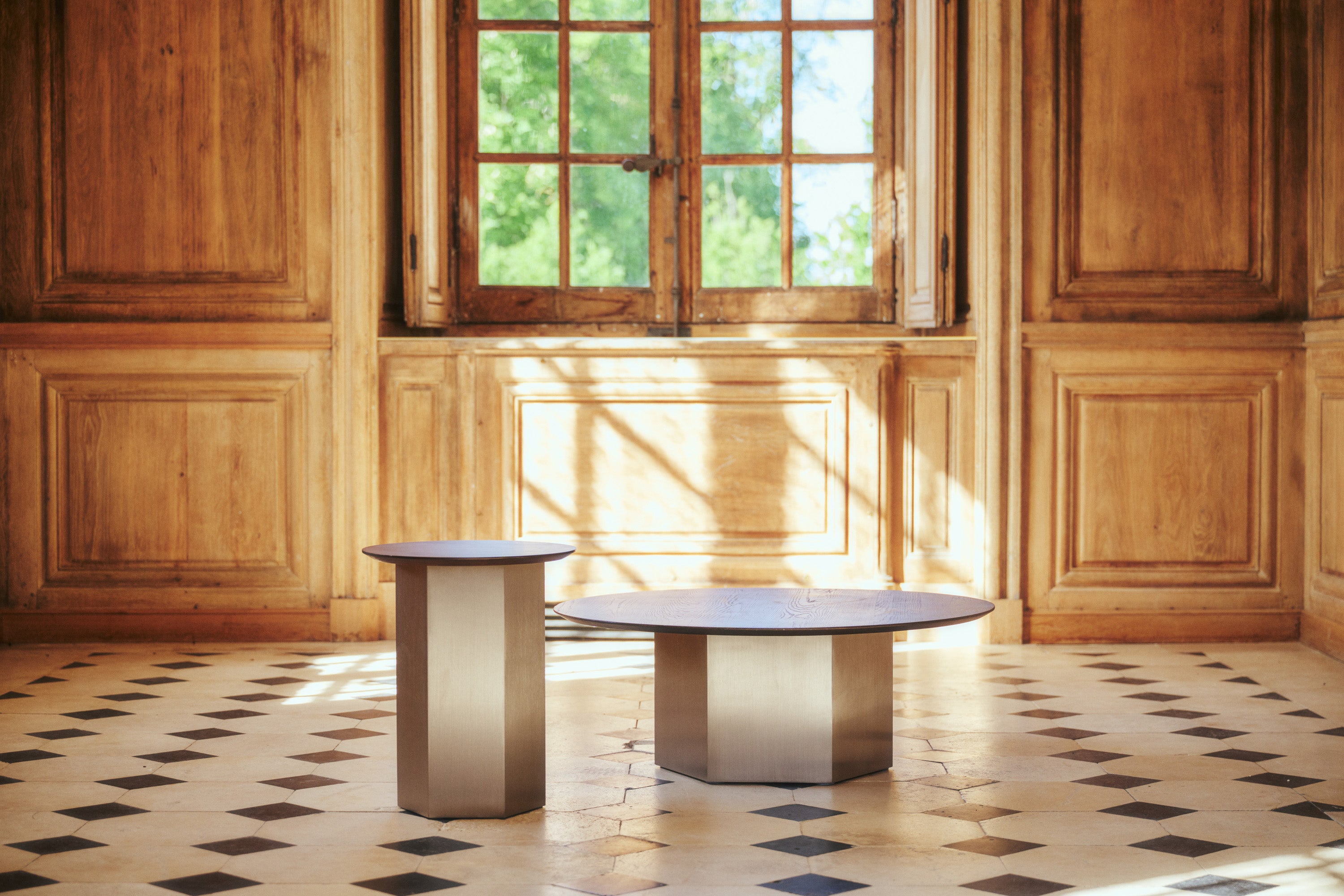 ensemble tables Hexa - plateau frêne massif teinte noyer et piètement acier inoxydable - vue de face boiseries