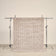 tapis WEAVE petit format, écru à damier de carrés en relief, sur un portant de studio
