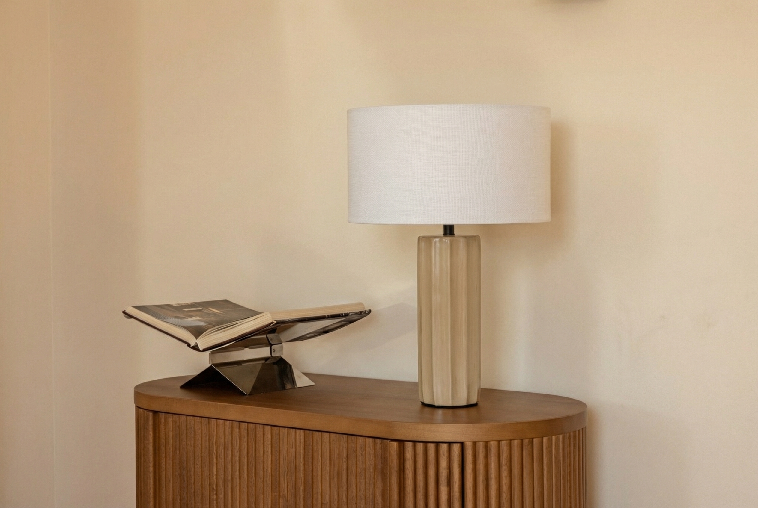 Lampe de table Zahara en céramique striée beige et abat-jour lin blanc - NV GALLERY