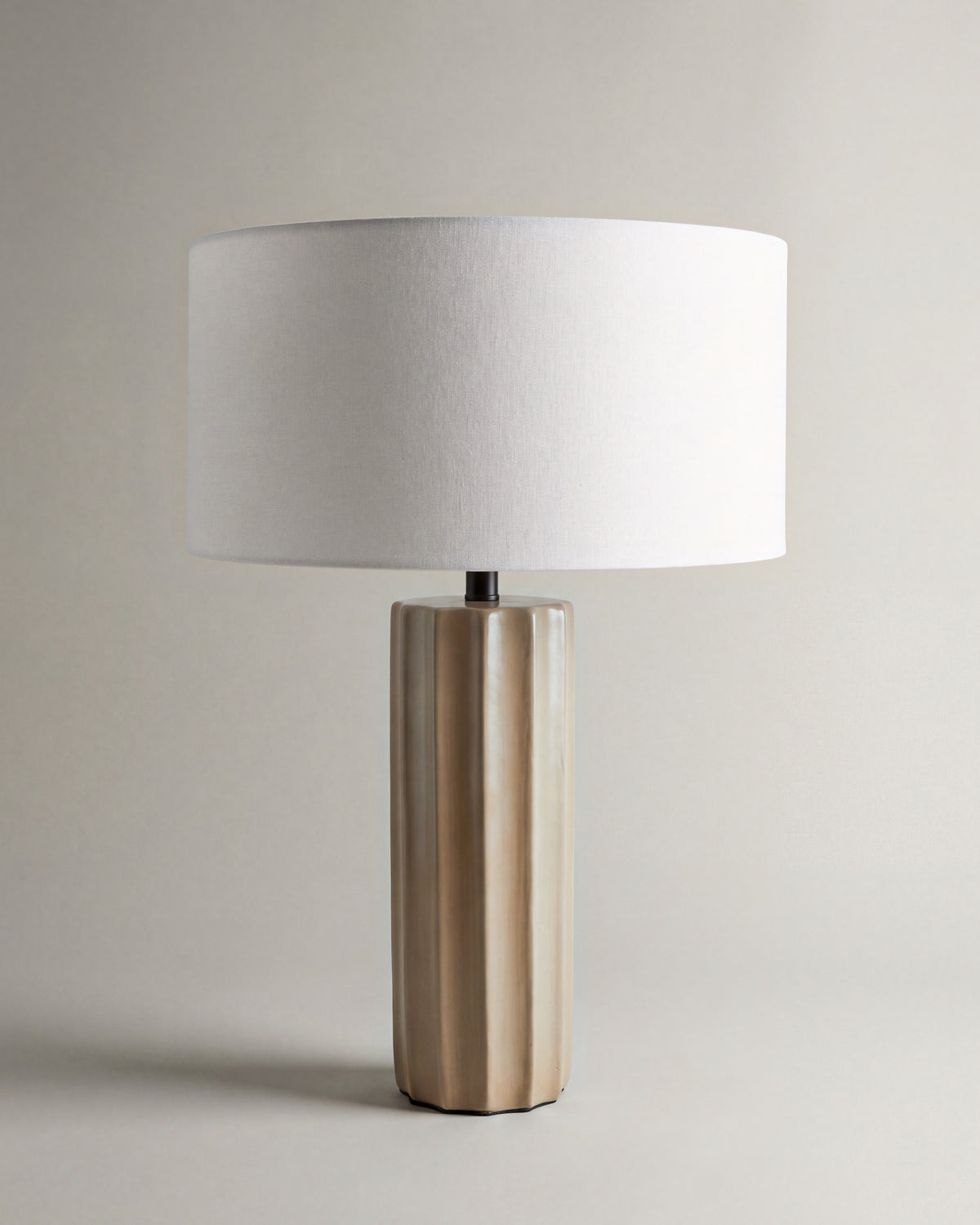 lampe de table ZAHARA éteinte, pied cannelé en céramique beige et abat-jour en lin blanc