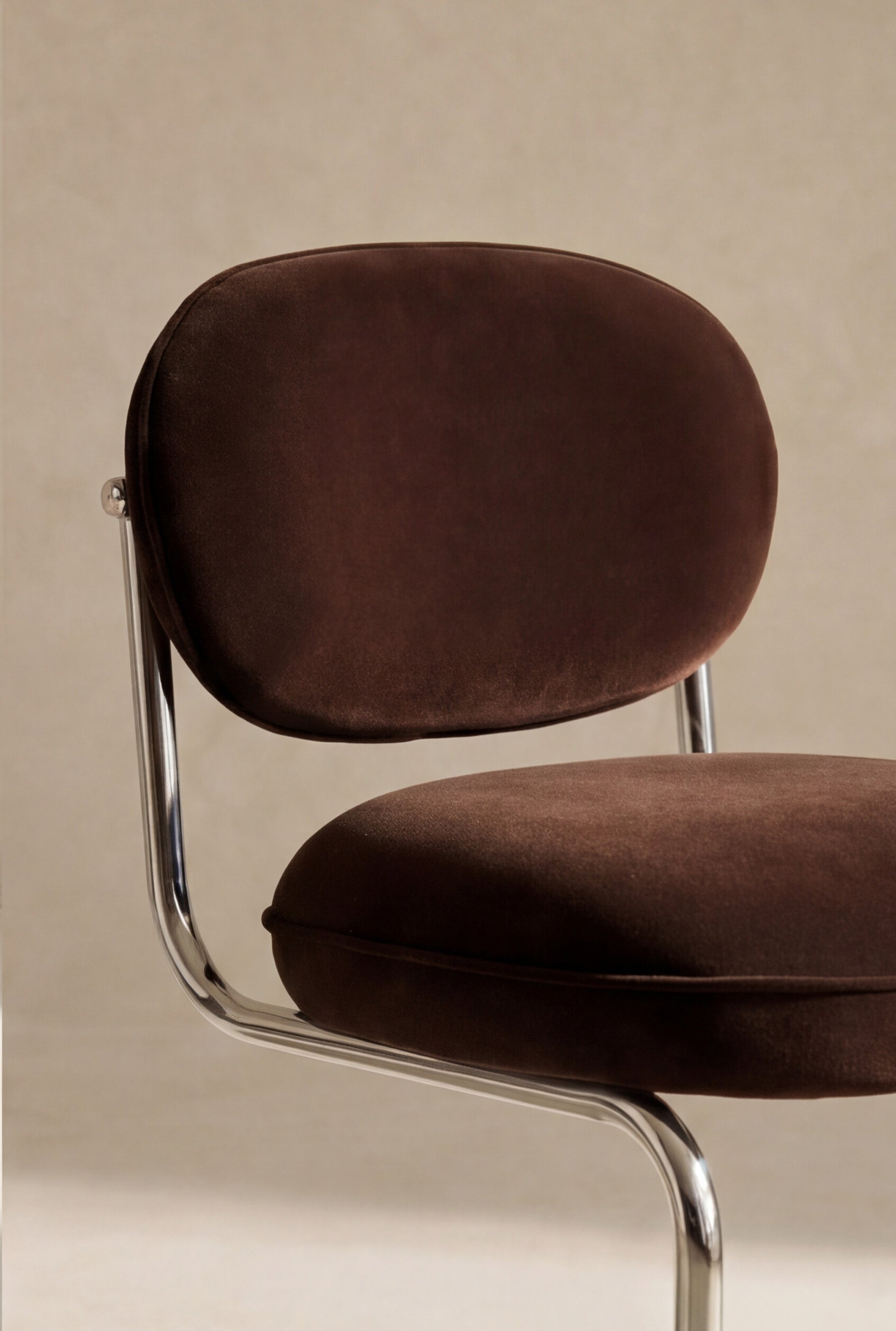 chaise Amberta - velours marron intense - détail dossier et assise