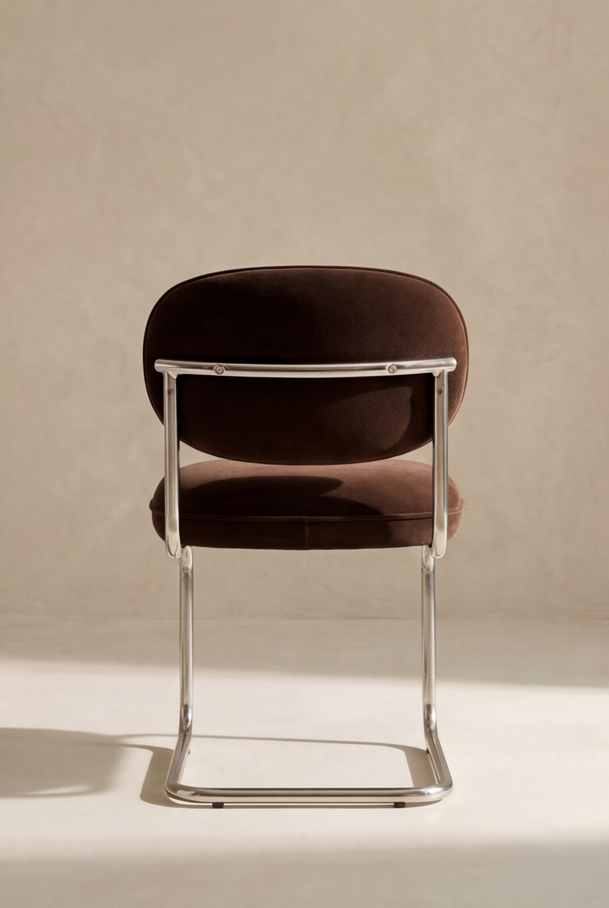 chaise Amberta - velours marron intense - vue de dos et piètement luge chromé