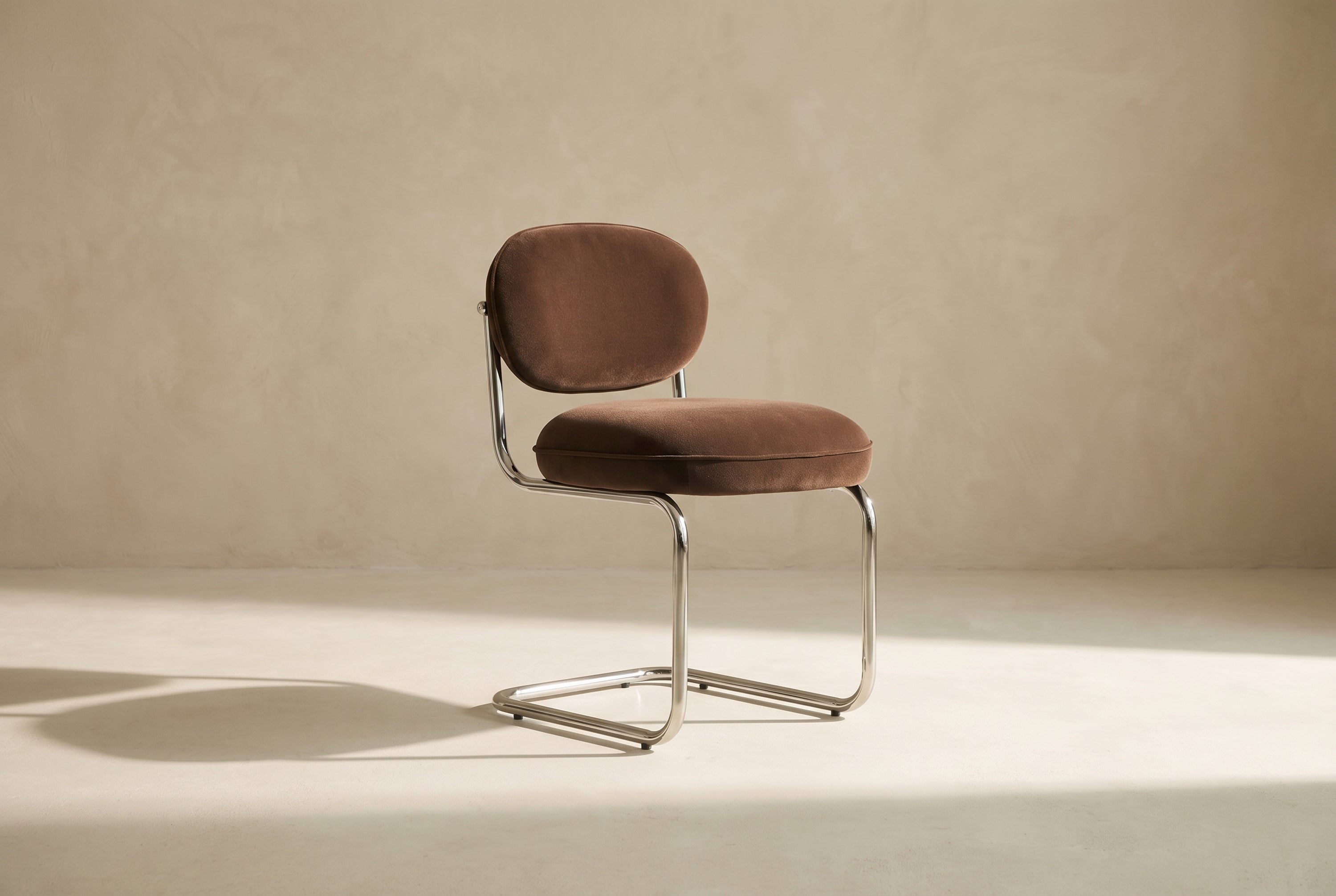 chaise Amberta - velours marron intense et structure chromée