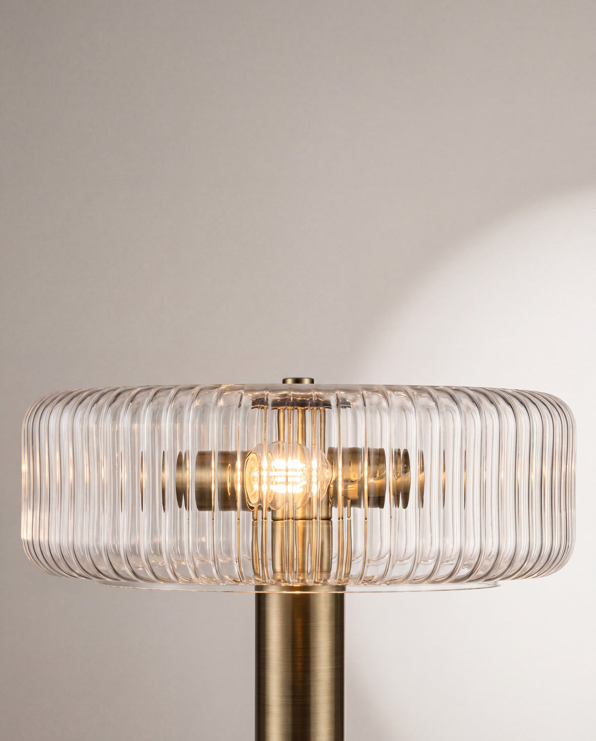 gros plan sur le bord et le tissage du lin écru de l'abat-jour de la lampe LEYANIS