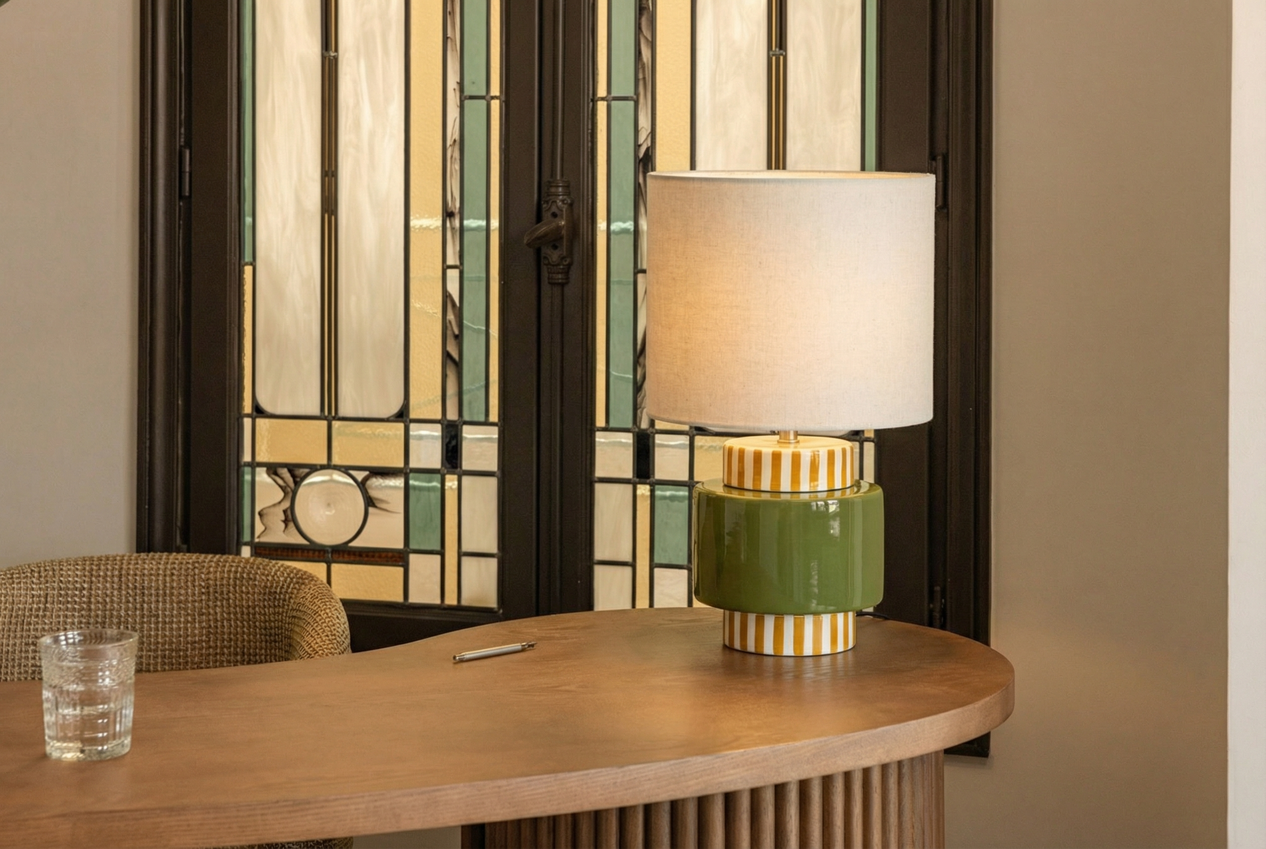 Lampe de table Onjo rayures moutarde, abat-jour lin - NV GALLERY
