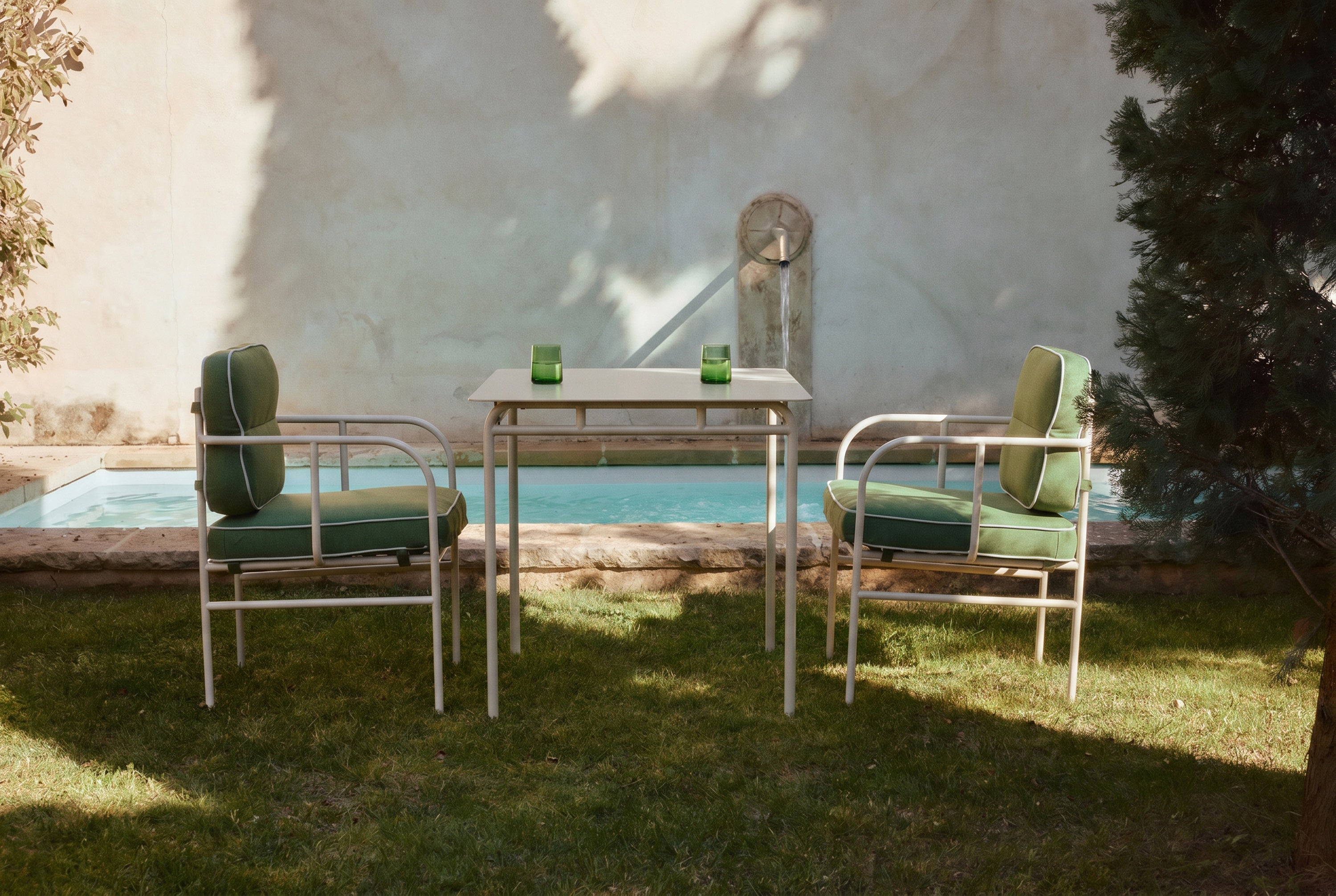 table carrée Maddalena beige amande et chaises Maddalena vert sapin - bord de piscine